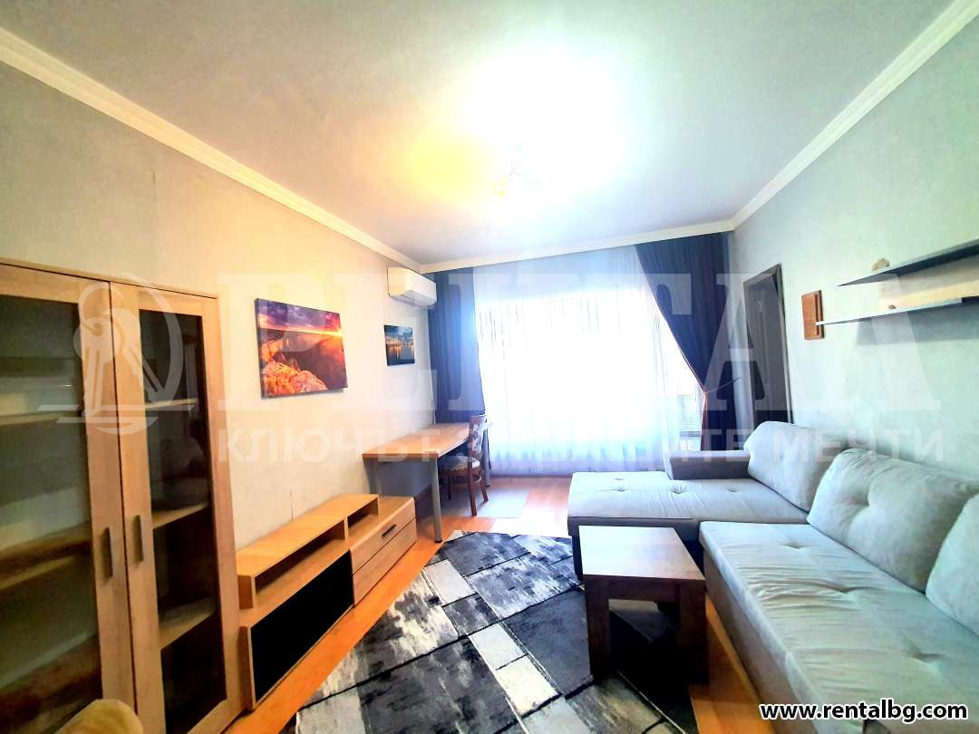 Просторен апартамент в Тракия 1
